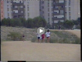 Grupo de niños realizan actividades en el Parque de Miraflores durante la velá de San Diego de 1991. Sevilla (España).